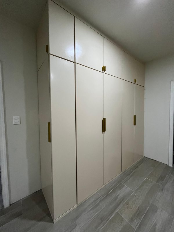 Closet crema con herrajes dorados
