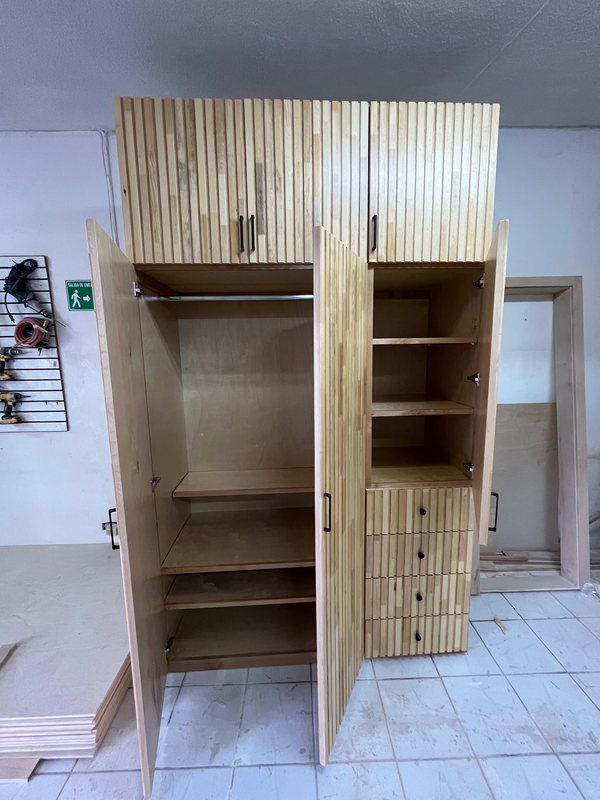 Closet acabado natural con puertas de lambrín