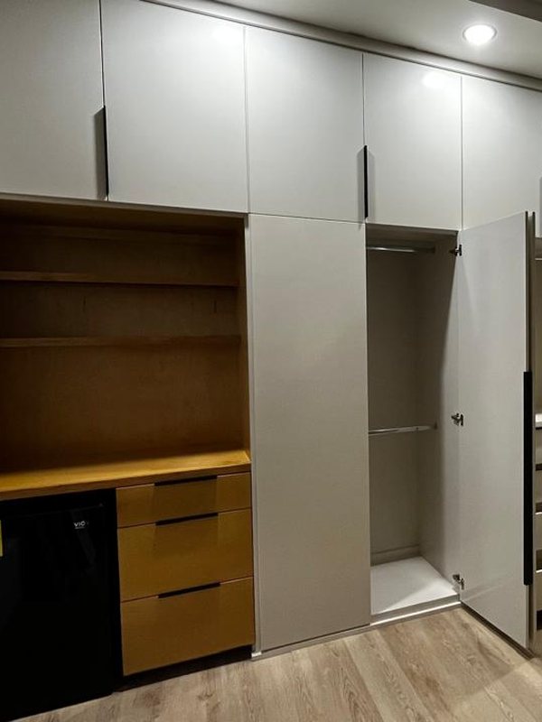 Closet con coffee bar integrado