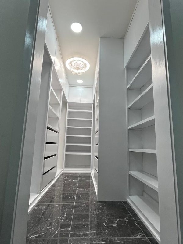 Vestidor con piso de mármol