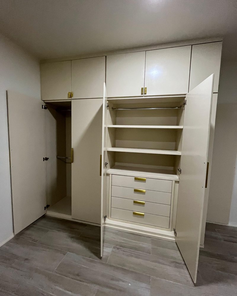 Closet a medida con interior organizado