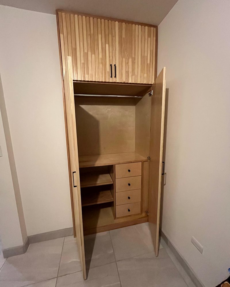 Closet con acabado de madera natural
