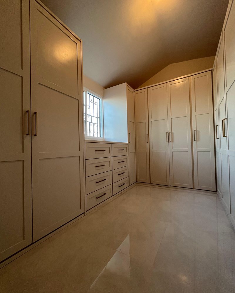 Vestidor beige con ventana