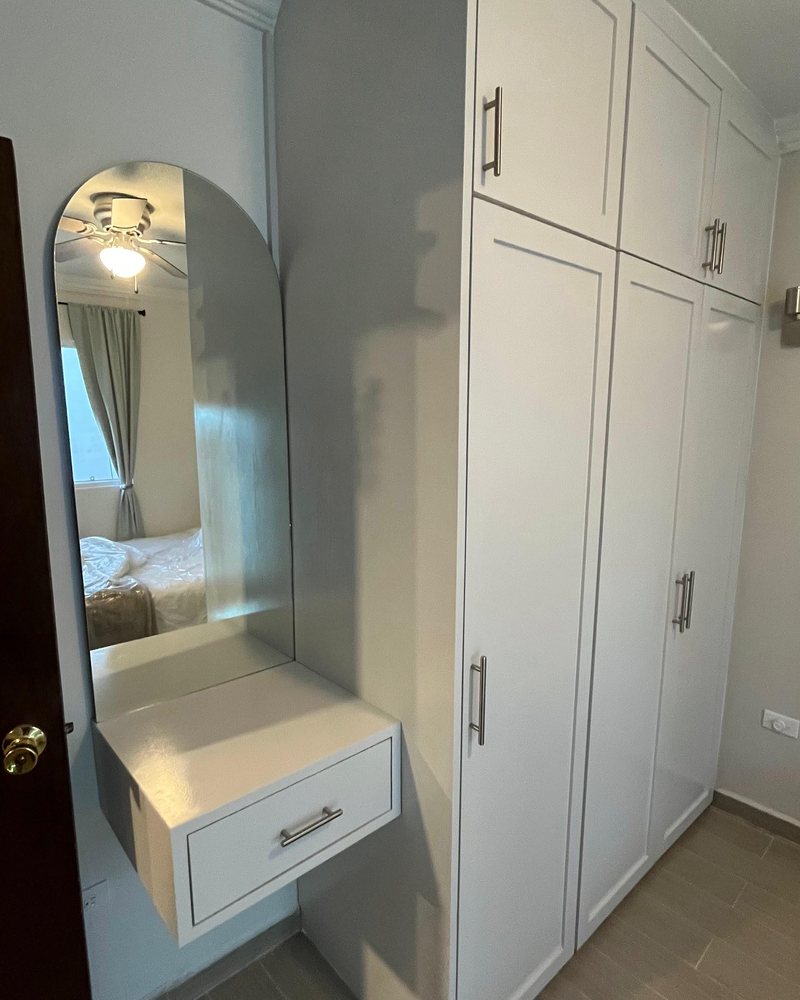 Closet con tocador y espejo iluminado